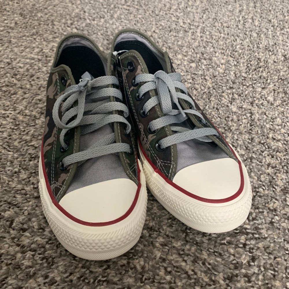 BRAND NEW Chuck Taylor Low Top